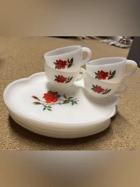 Vintage Federal Glass Rosecrest 8 PC Luncheon Snack Tea Set Red Rose Cup Plates - Picture 2 of 2